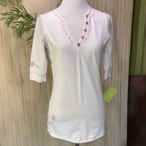Alp N Rock White short Sleeve V-neck top, Embroidery, coconut buttons, Med, EUC